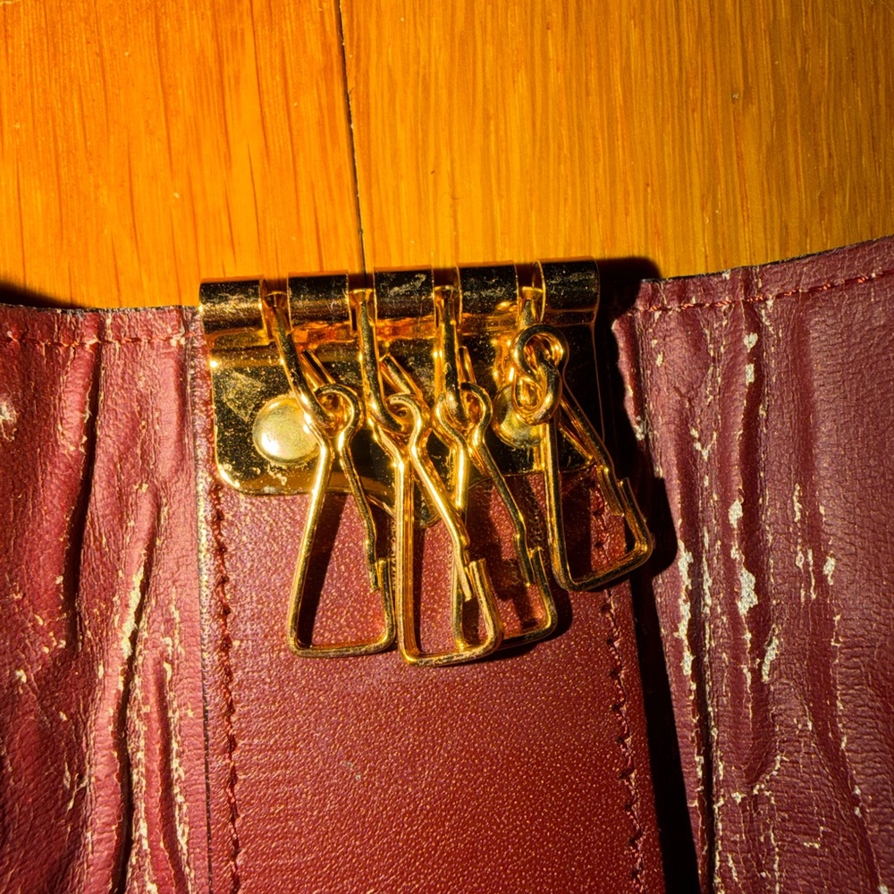 Authentic Cartier Pre-Loved Burgundy Leather 4-Key Ring Holder w/ Gold Hardware - Picture 4 of 6